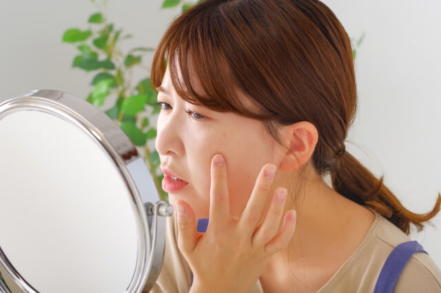 顔にできるシミの原因と対策方法とは