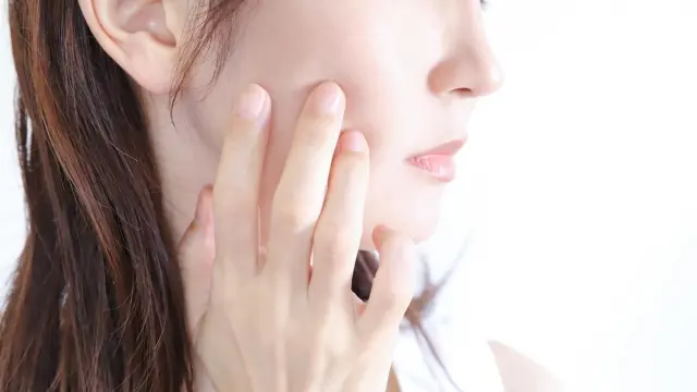 顔のほてり感はなぜ起こる？酒さ・赤ら顔の原因と治し方を皮膚科専門医が徹底解説